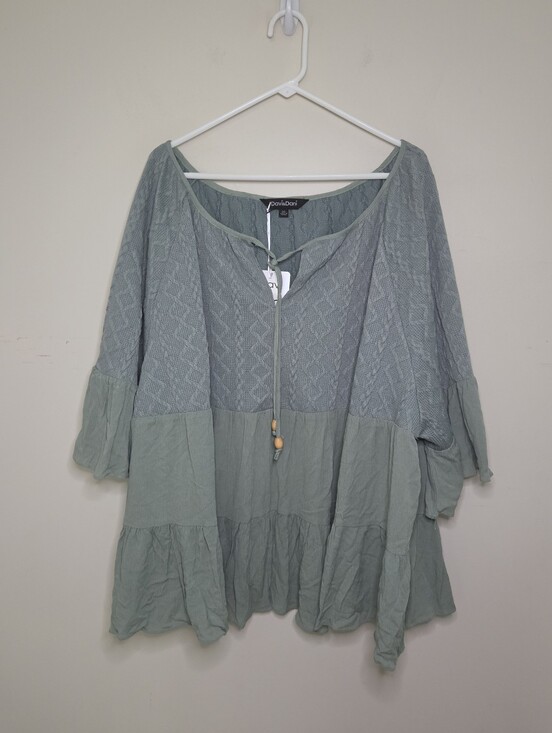 DAVI & DANI Tops - Women's Davi & Dani Green Boho Tie Neckline Top Sz 2XL NWT